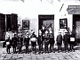 Scuola elementare di Lozzo Atestino.Gli scolari festeggiano il Giovedì grasso improvvisando una -fanfara-.c.a.1928.(foto di anonimo) (Adriano Danieli)